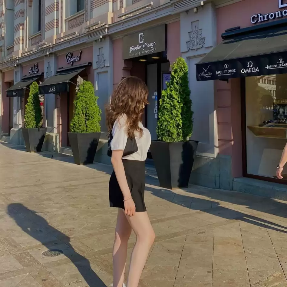 Modern Konik Saksı - Mina